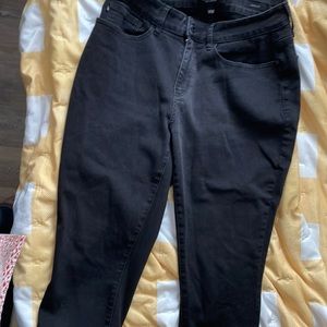 Judy Blue black like new capris.